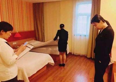 情侶外出住酒店時，為何會遭遇警察突擊查房？服務員道出緣由！